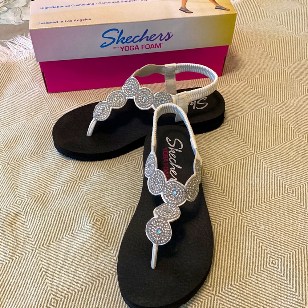 Skechers white/silver rhinestone sandals sz 6 Soft foam sole Elastic back strap